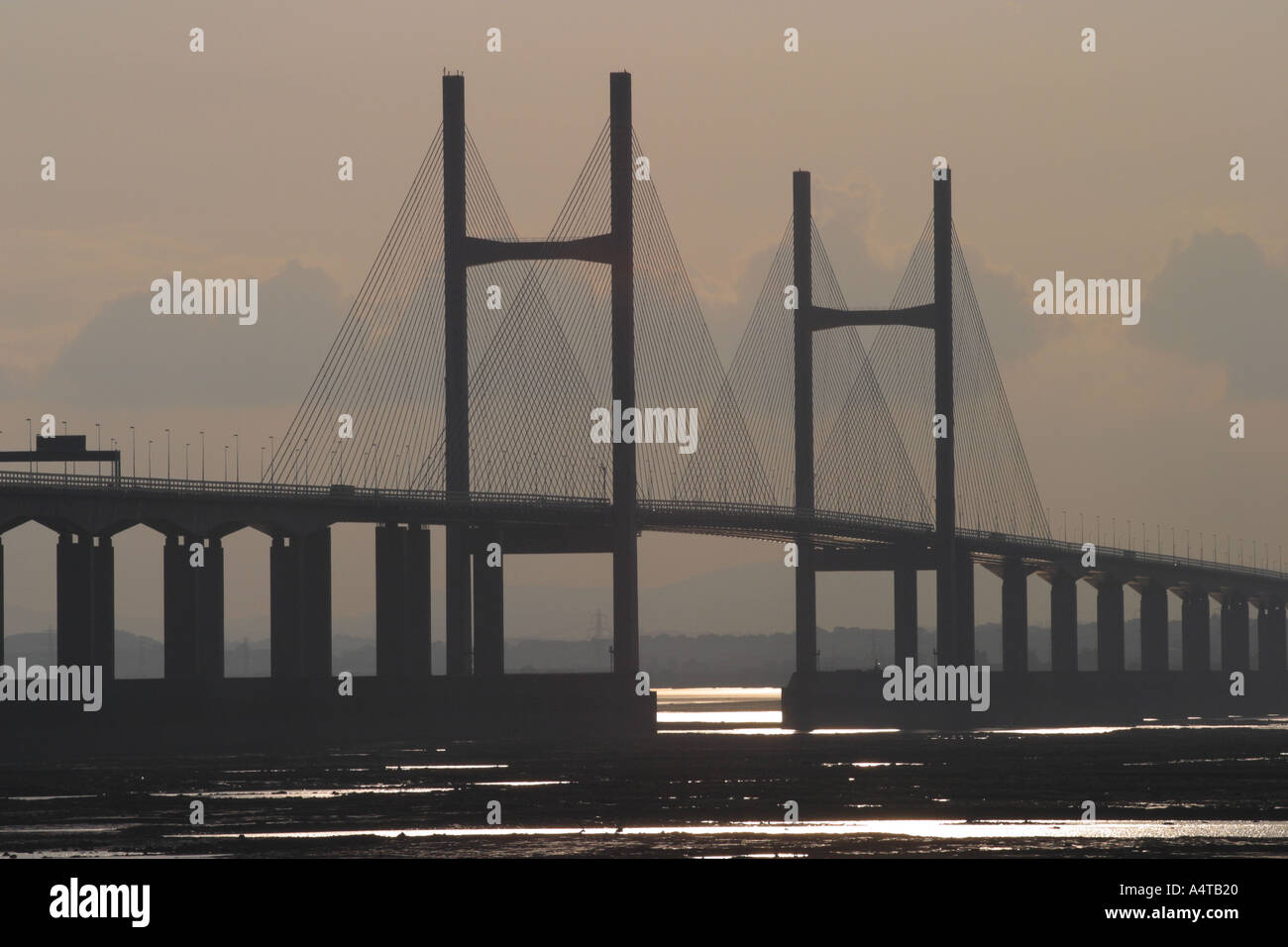 La suspension centrale de la deuxième travée Severn Crossing bridge reliant l'Angleterre et du Pays de Galles de l'autre côté de la rivière Severn Banque D'Images