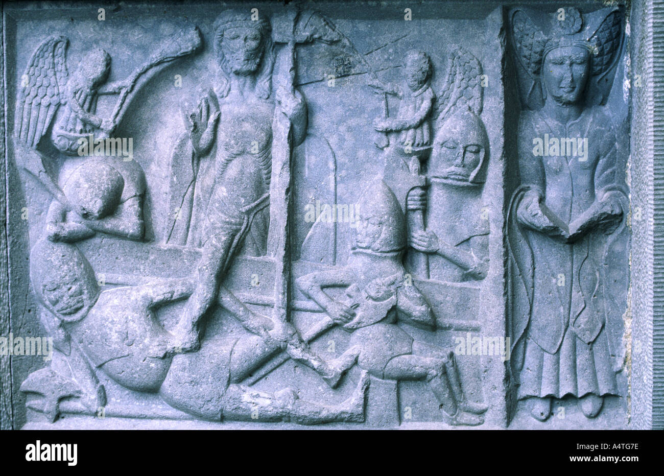 Bord de 15thC tombe de MacMahon, Ennis Friary, comté de Clare, Irlande. La résurrection du Christ, N.-B. centre haut swastika contemporaine Banque D'Images