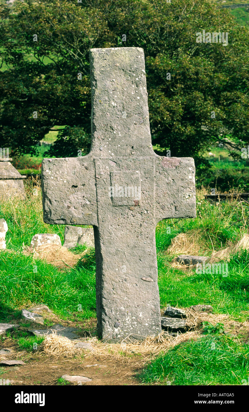 Début Celtic croix chrétienne à pierre Kilmalkedar Church sur la péninsule de Dingle, comté de Kerry, Irlande de l'ouest Banque D'Images