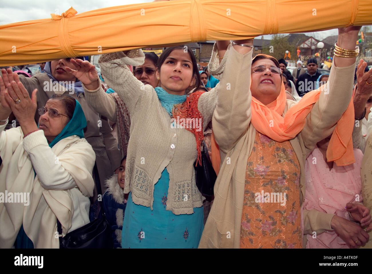 Les Sikhs se préparent à bandes et laver la Nishan Sahib ou drapeau Sikh pendant le festival du Vaisakhi Hounslow Middlesex Royaume-Uni Angleterre Banque D'Images