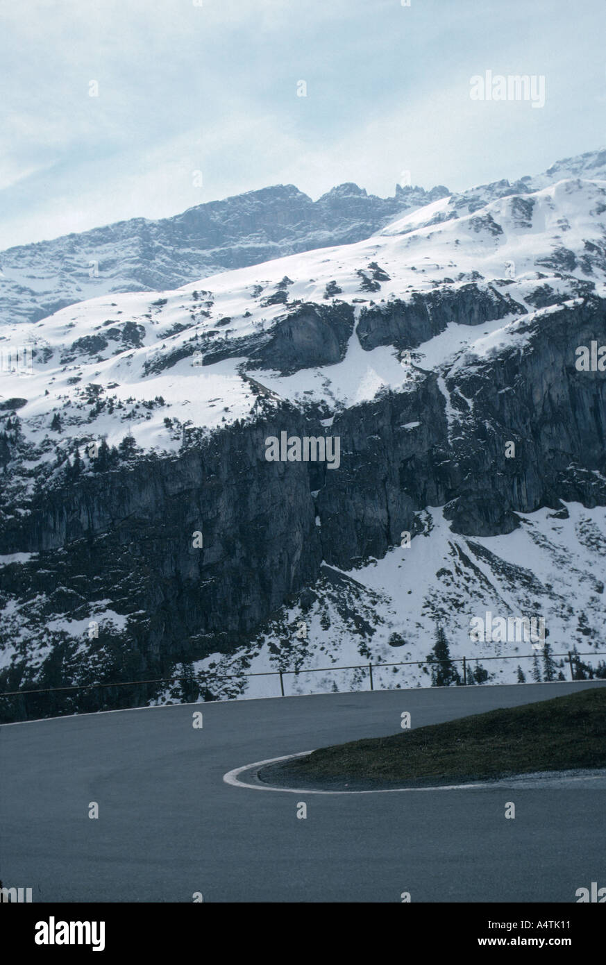 Virage en épingle la route à travers les montagnes Banque D'Images