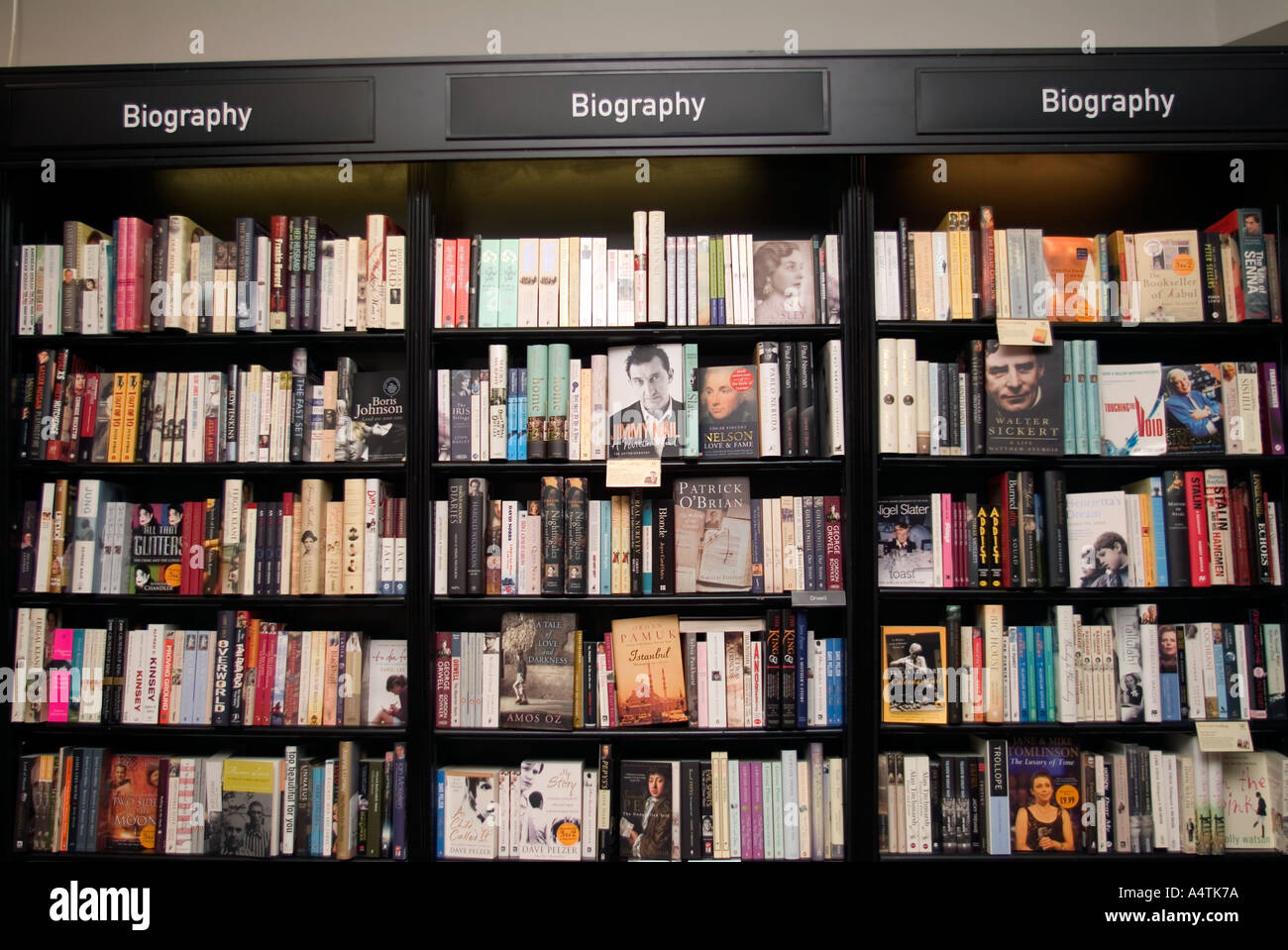 Biographie Livres sur afficher dans les librairies Waterstone, Richmond, Surrey, UK. Banque D'Images