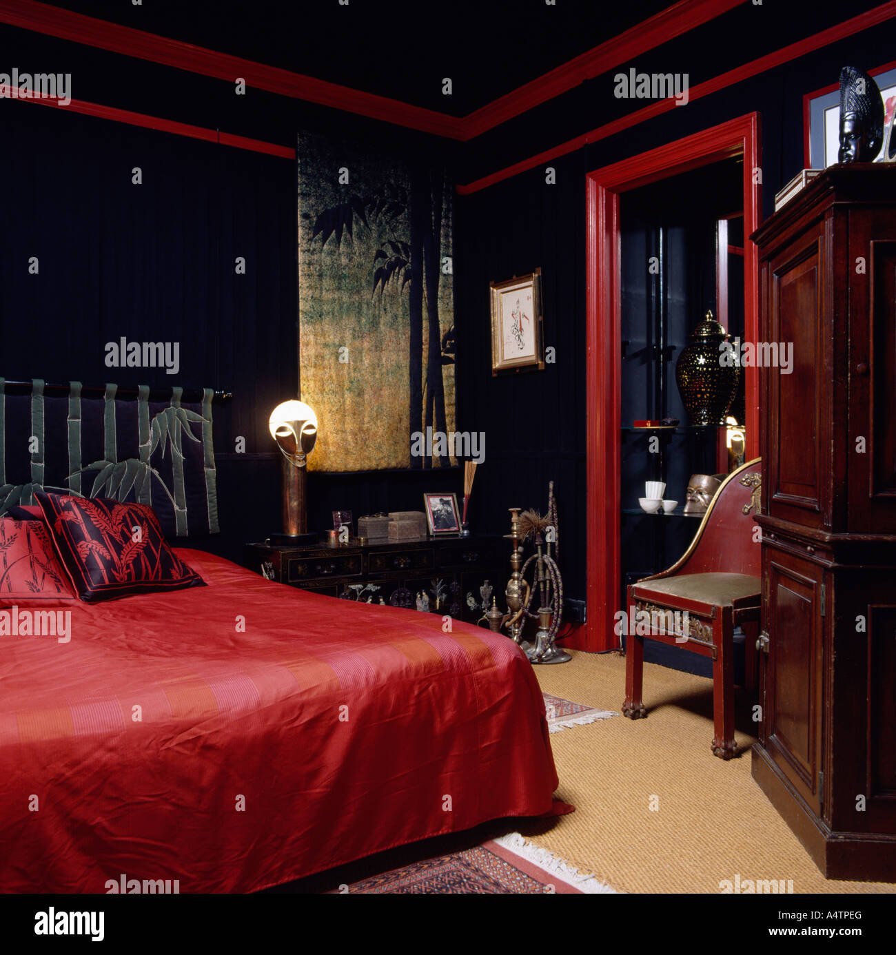 Années 80 avec chambre à coucher couvre-lit rouge et noir sur les murs  Photo Stock - Alamy