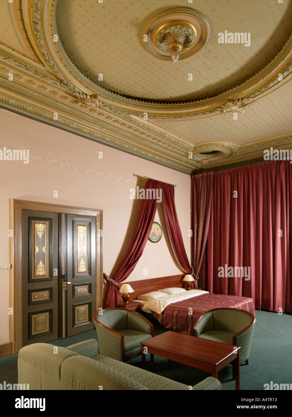Chambre décorée dans le style hollandais du 19ème siècle avec plafond décoré avec de l'or vert Banque D'Images