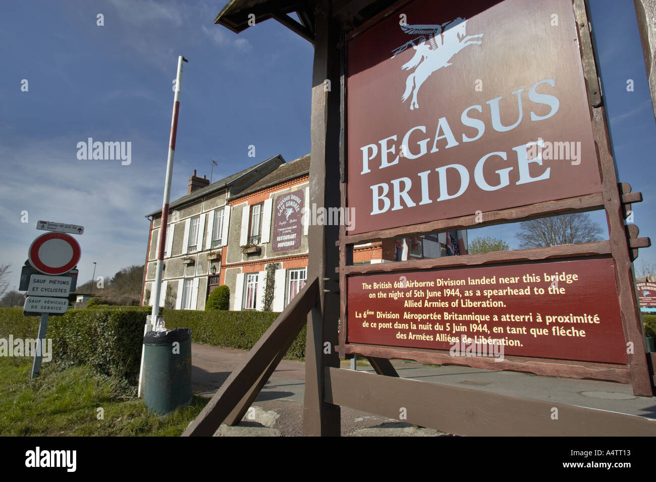 Inscrivez-vous conseil et Cafe Gondree chez Pegasus Bridge Normandie France Banque D'Images