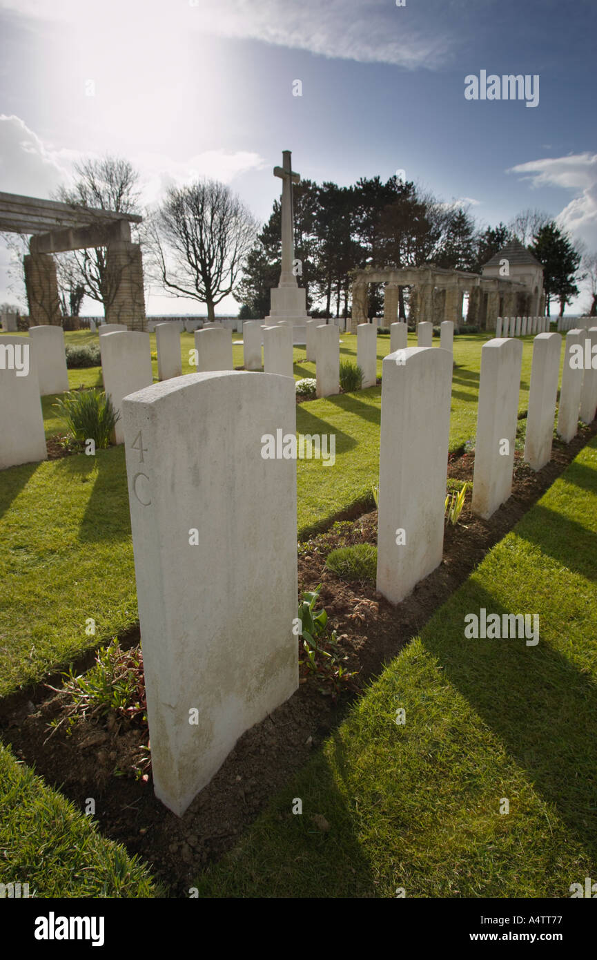 Pierres tombales et centrale de la brêche monument cimetière de guerre militaire Normandie France Banque D'Images