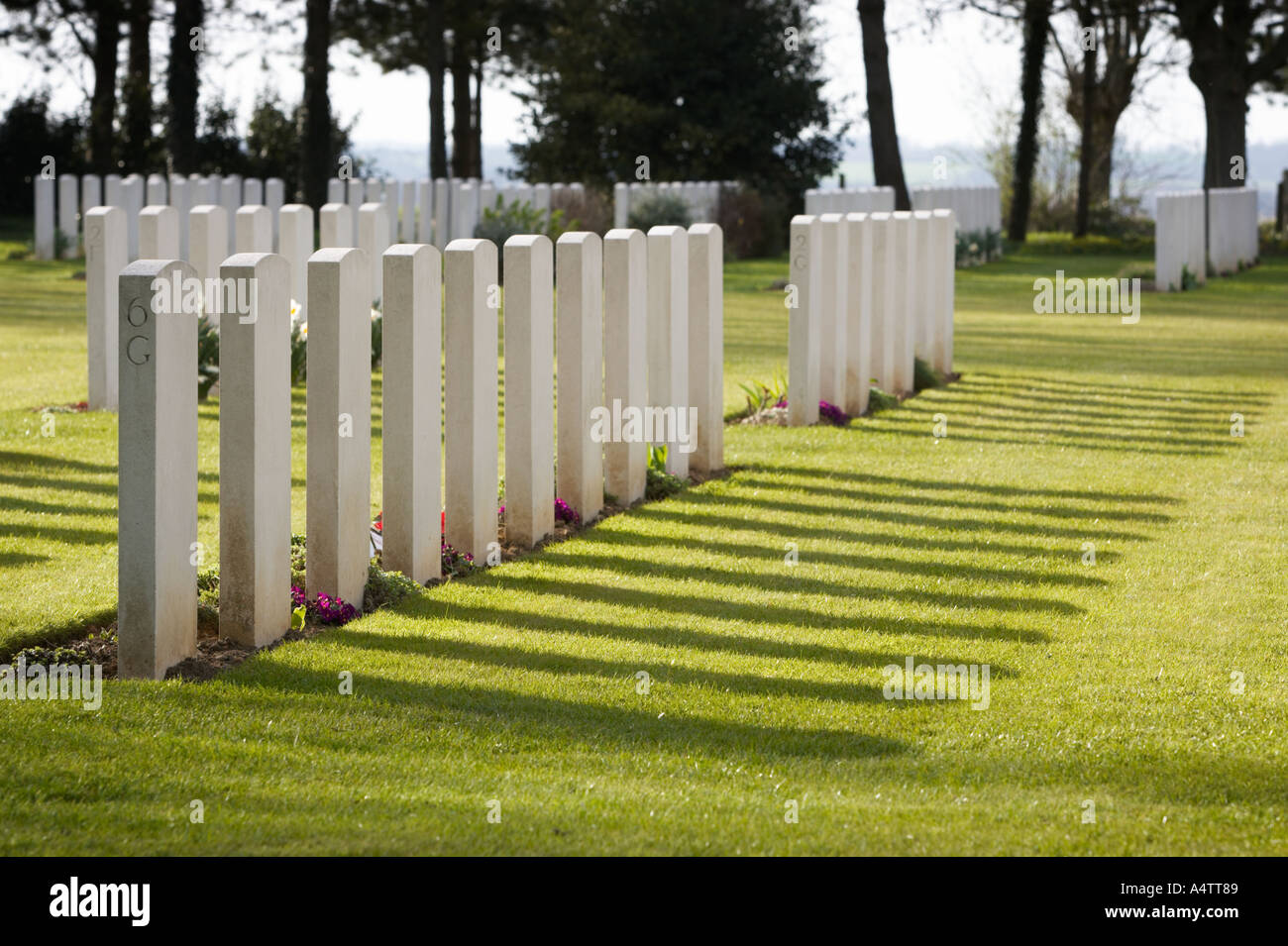 Pierres tombales au cimetière militaire de la brêche, Normandie, France Banque D'Images