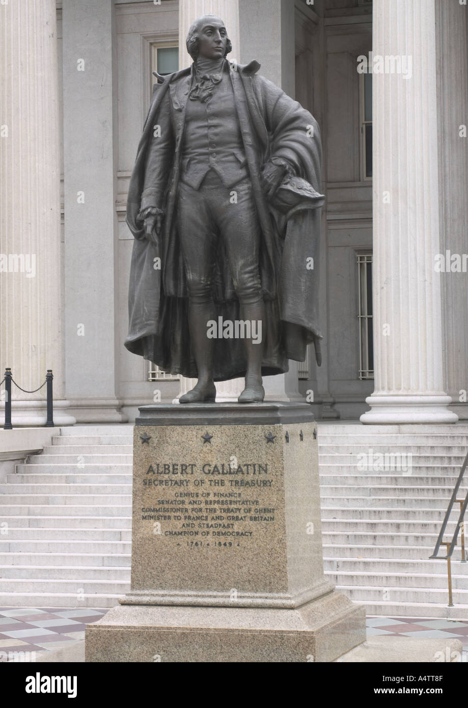 Statue d'Albert Gallatin en face du bâtiment du Trésor des États-Unis à Washington DC USA Banque D'Images