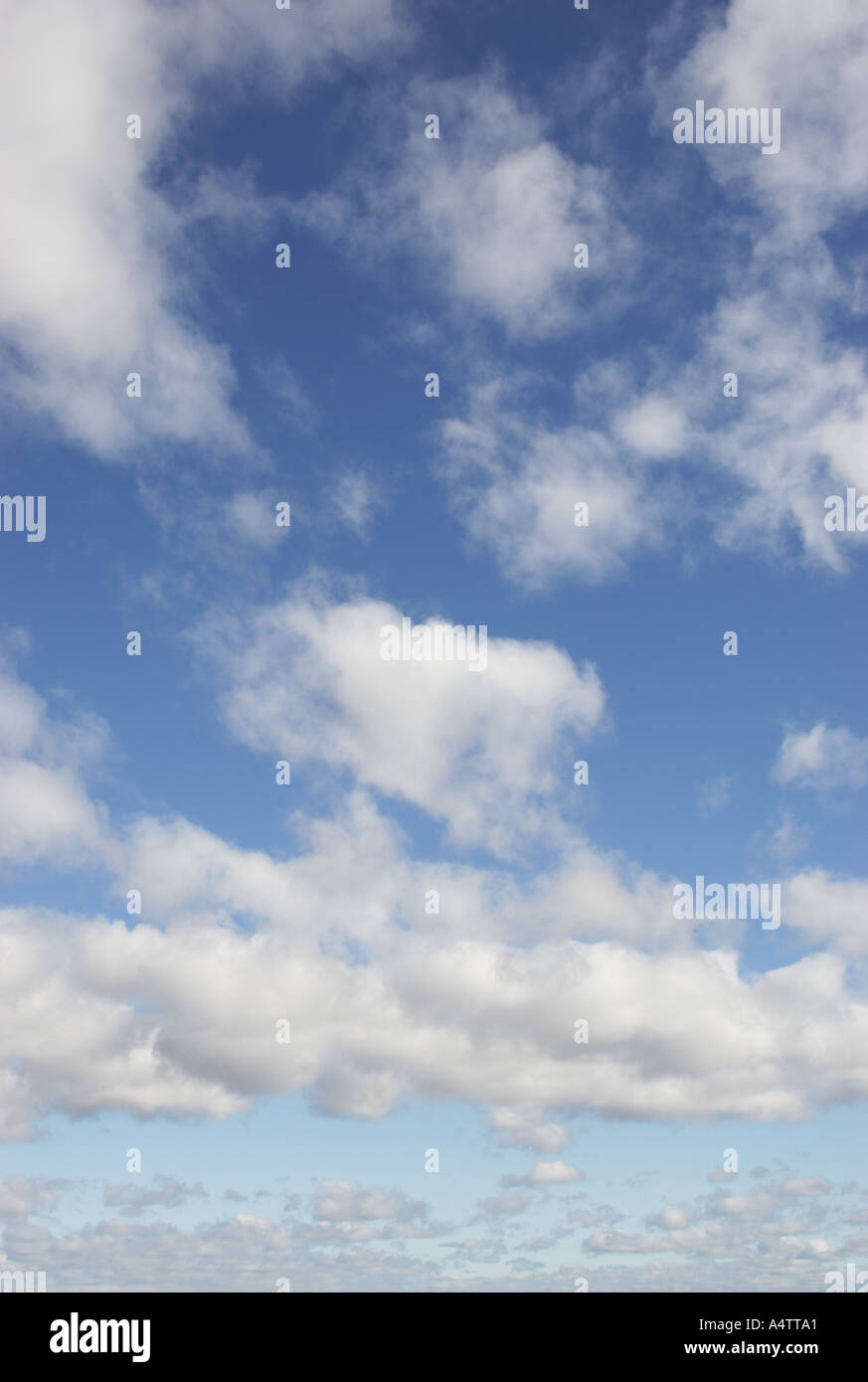 Ciel bleu avec des nuages Banque D'Images