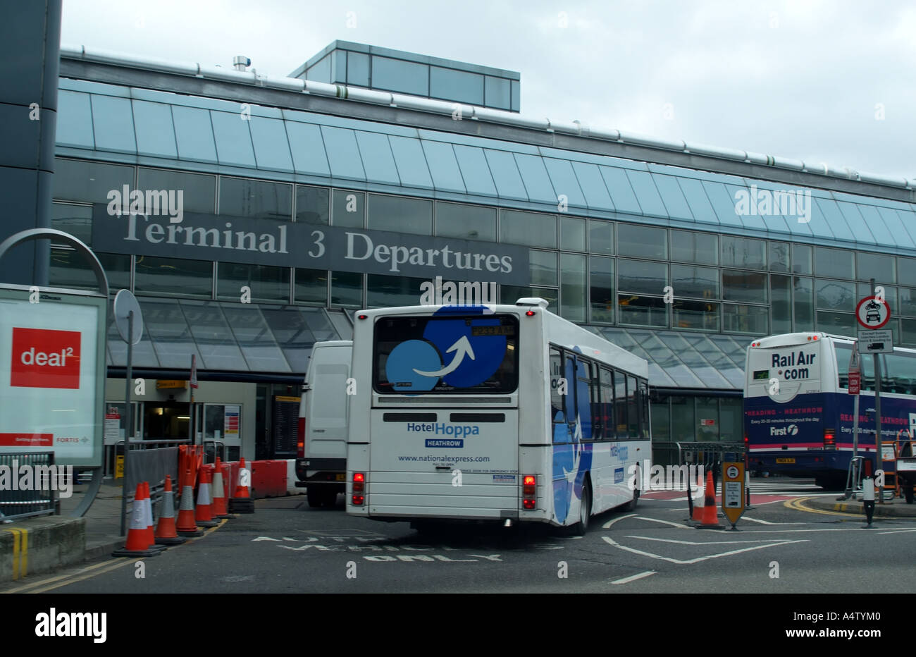Les départs de l'aérogare 3 bâtiment à l'aéroport Heathrow de Londres, le sud de l'Angleterre Royaume-Uni UK Hoppa Bus de l'hôtel Banque D'Images