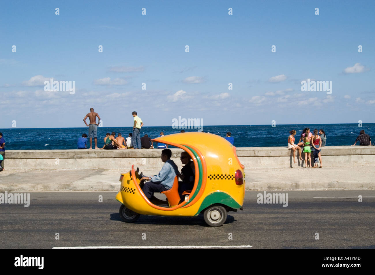 Une promenade en Coco taxi le long de El Malecon, La Havane Cuba Banque D'Images