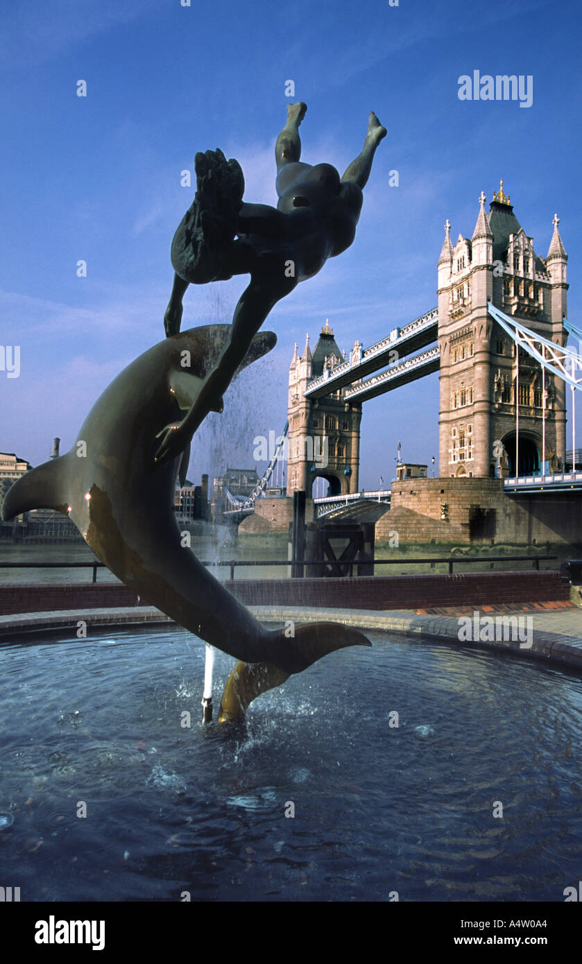 Statue et le Tower Bridge Londres tôt le matin Banque D'Images