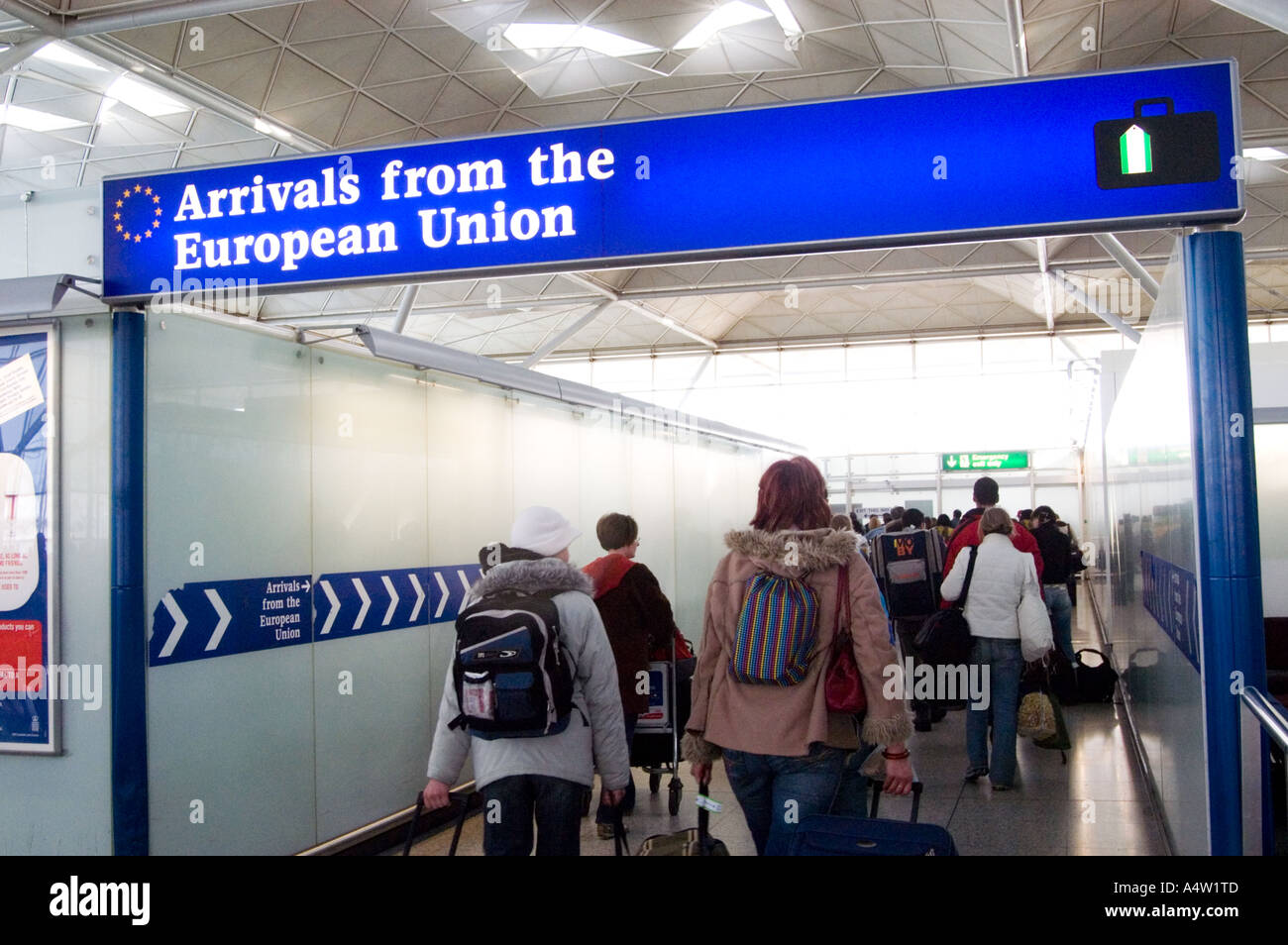 Les passagers passant par l'arrivée de l'Union européenne voie des douanes à l'aéroport de Stansted, Angleterre, Royaume-Uni Banque D'Images