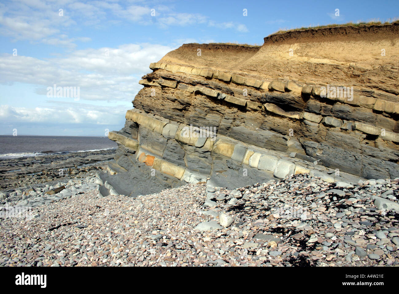 Bandes alternées de calcaire et de shale visibles sur les falaises Kilve Angleterre Somerset Beach Banque D'Images