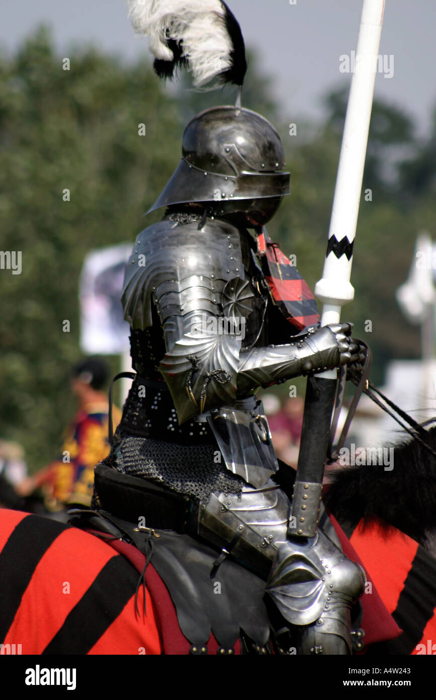 Le chevalier noir Medieval Jousting Afficher Photo Stock - Alamy