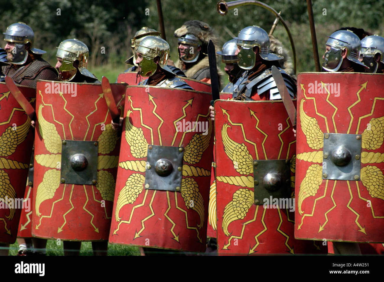 Des soldats romains en posture offensive Banque D'Images