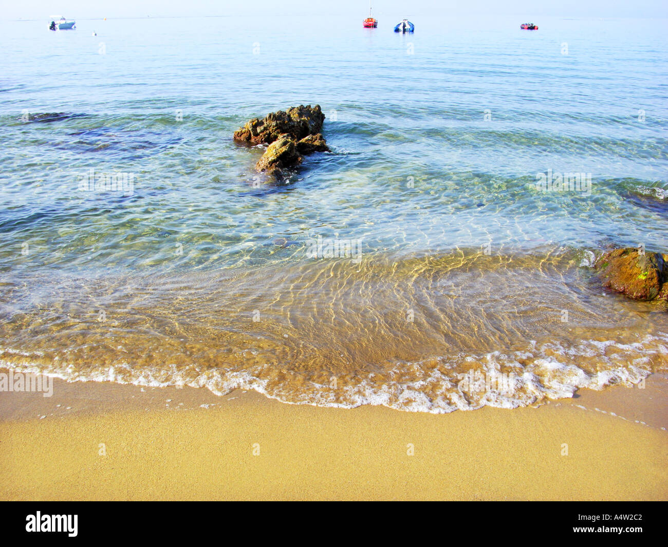 COTE D AZUR plage sable mer bleue de l'eau claire de la voile au bord de la mousse de tôt le matin à moteur arrière-plan DES SENTIMENTS DE VACANCES Banque D'Images