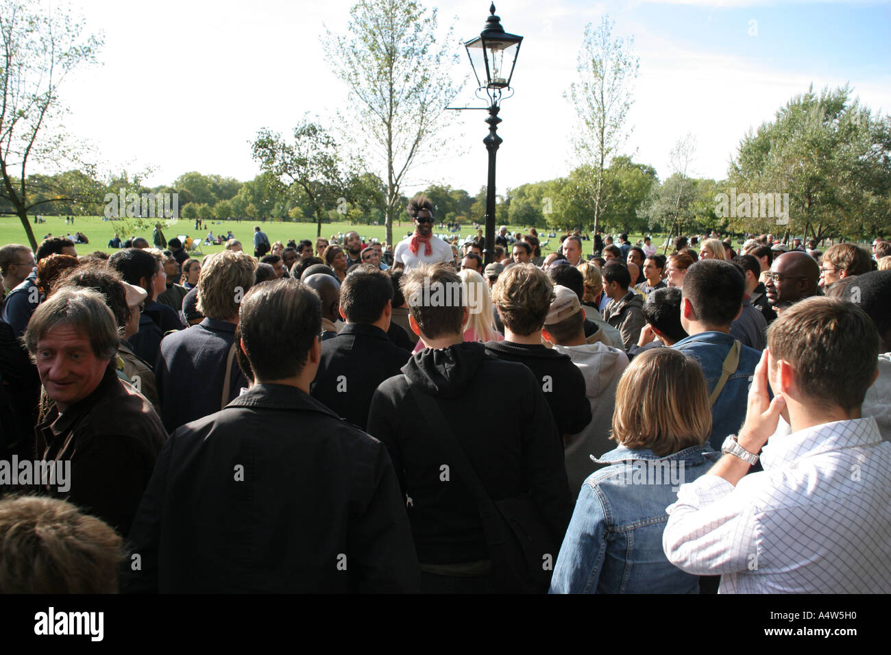Attirant une foule au Speaker's Corner à Hyde Park Banque D'Images
