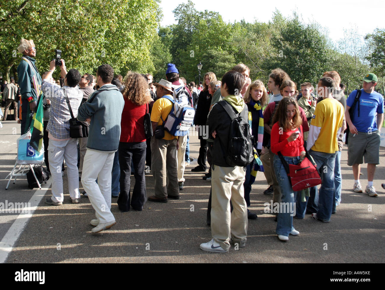 Foules regardant un homme immobile au Speaker's Corner à Hyde Park Banque D'Images