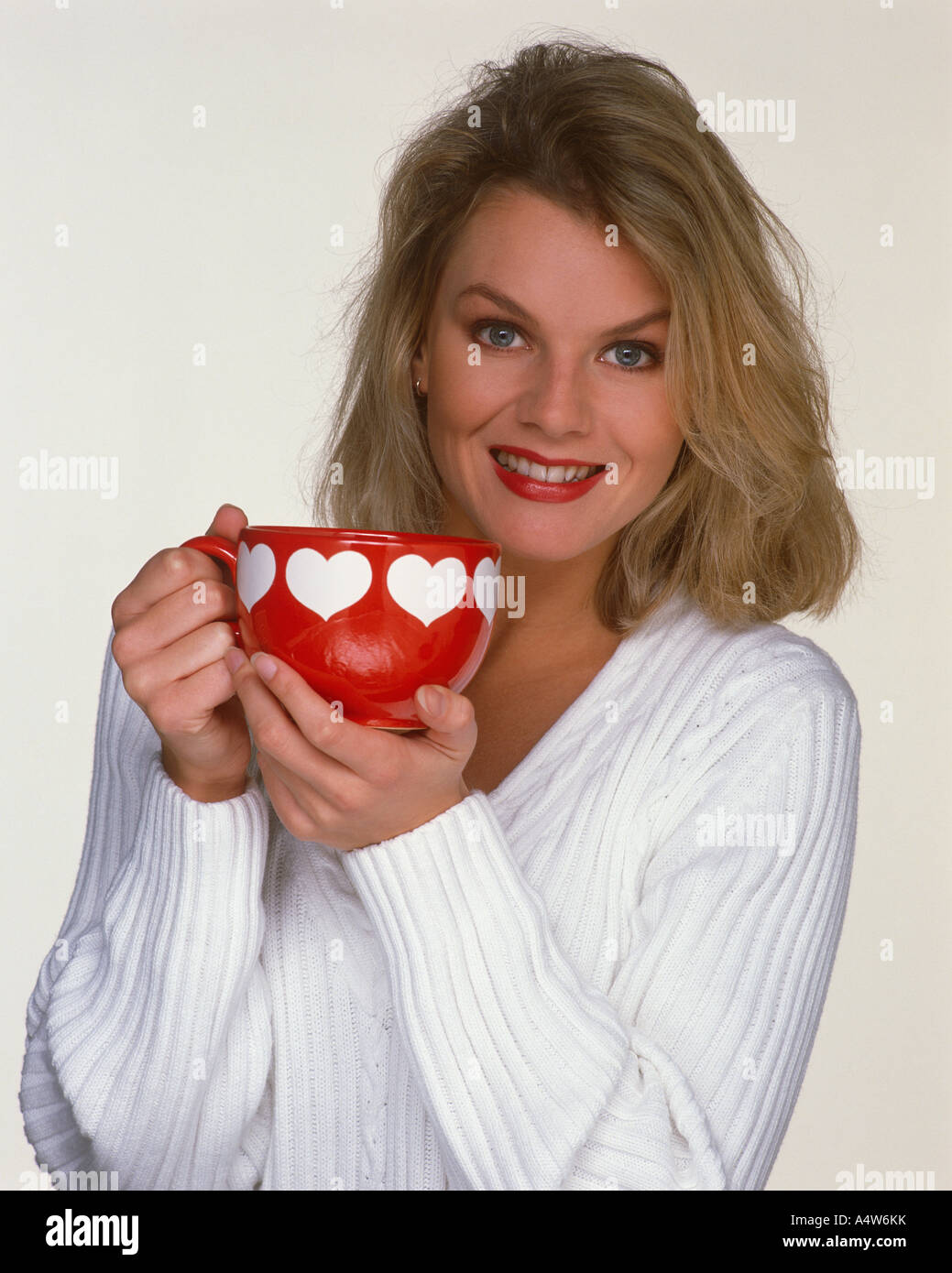 RUTH GORDON WHITE SWEATER RED CUP Banque D'Images