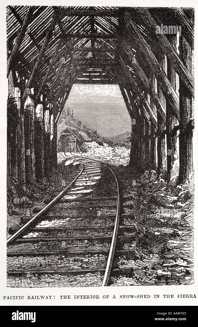 L'intérieur de fer du hangar de neige Sierra Nevada région des Rocheuses Nord USA track sleeper transport ferroviaire protéger avalanch Banque D'Images