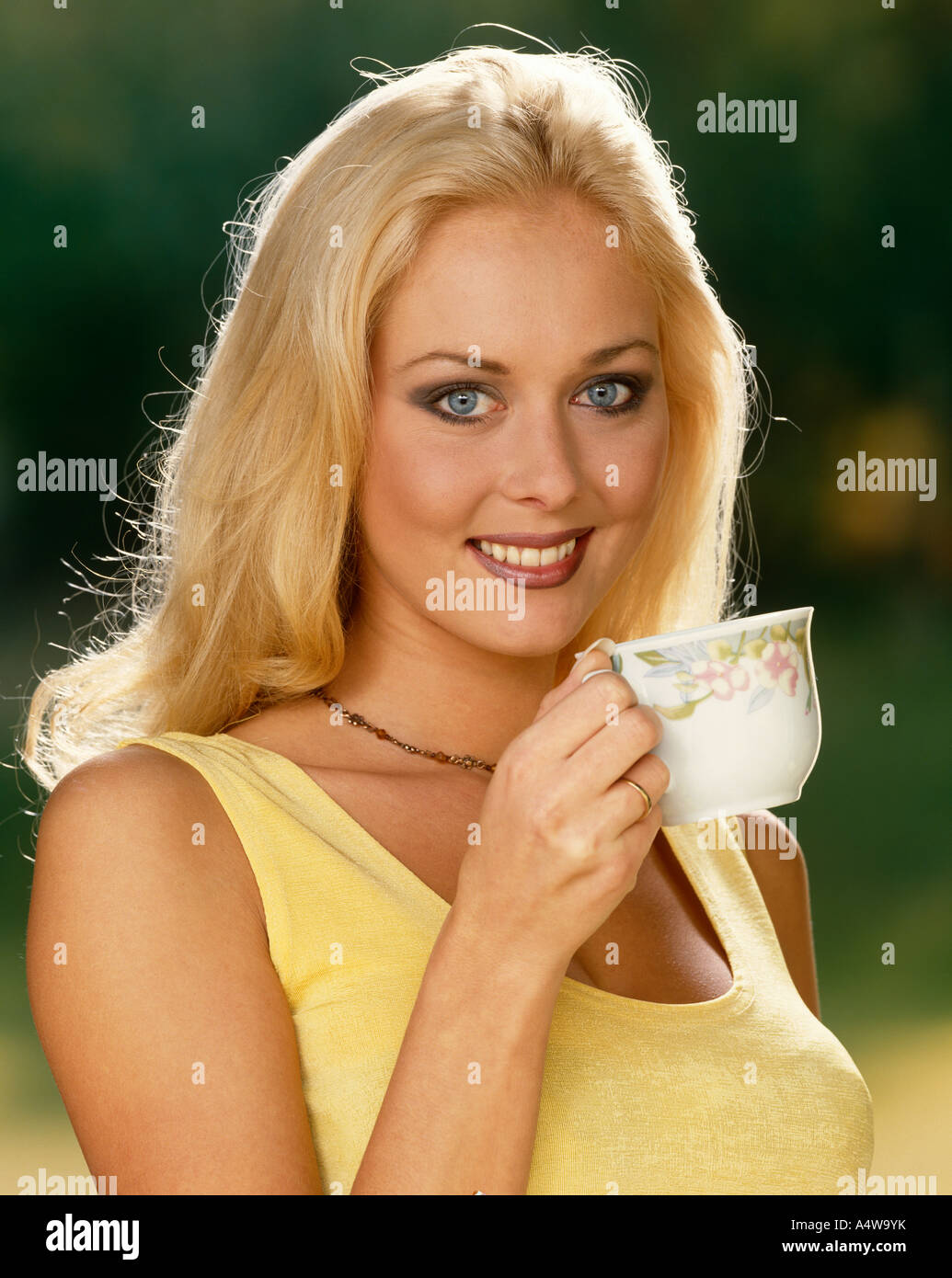 KATIE RICHMOND À SOMMET JAUNE À MOTIFS BLANC TASSE Banque D'Images