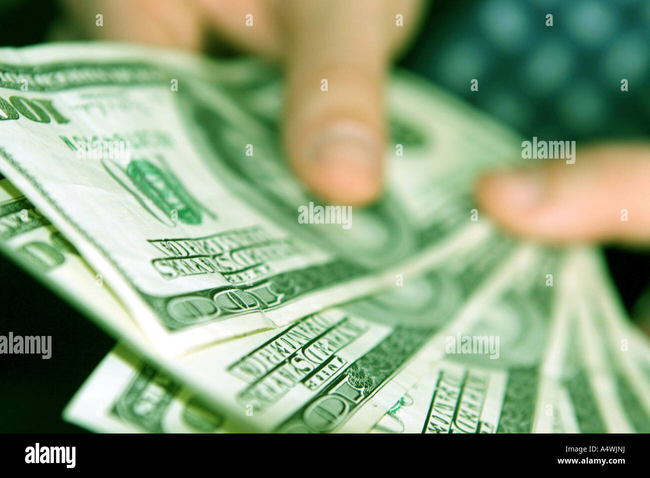 Businessman holding sur son argent et one hundred dollar bills Banque D'Images