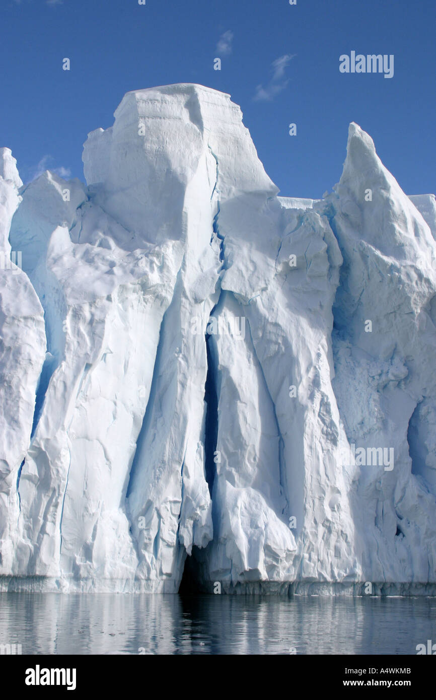 Falaises sculptées de glace spectaculaires trouvés dans l'Antarctique Banque D'Images