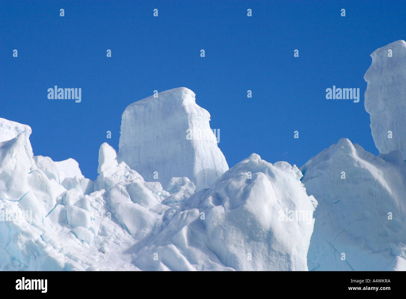 Falaises sculptées de glace spectaculaires trouvés dans l'Antarctique Banque D'Images