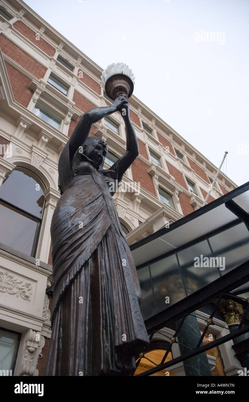 Statue à l'extérieur du Shelbourne Hotel in Dublin Ireland Banque D'Images