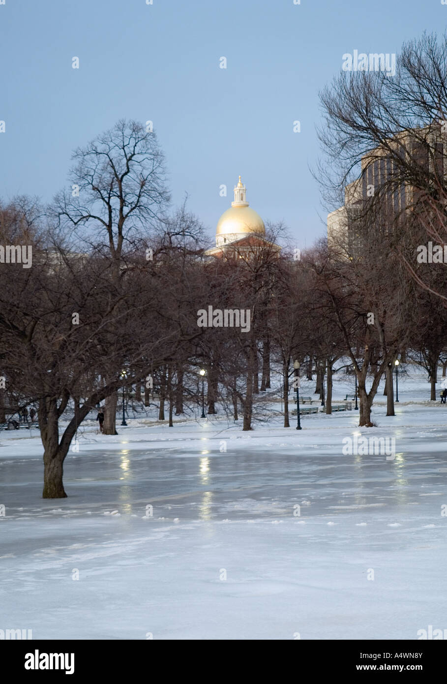 La Massachusetts Statehouse dome à la distance définie sur un snowcovered Boston Common Banque D'Images La Massachusetts Statehouse dome à la distance définie sur un snowcovered Boston Common Banque D'Images