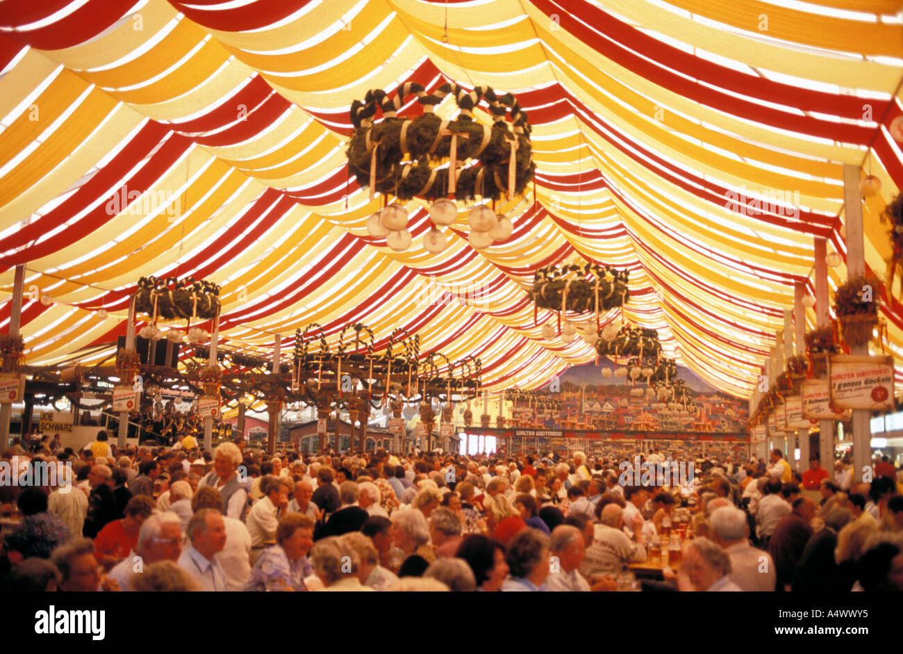 Tente à bière Cannstatter Volksfest au festival Baden Wuerttemberg  Stuttgart Allemagne Photo Stock - Alamy