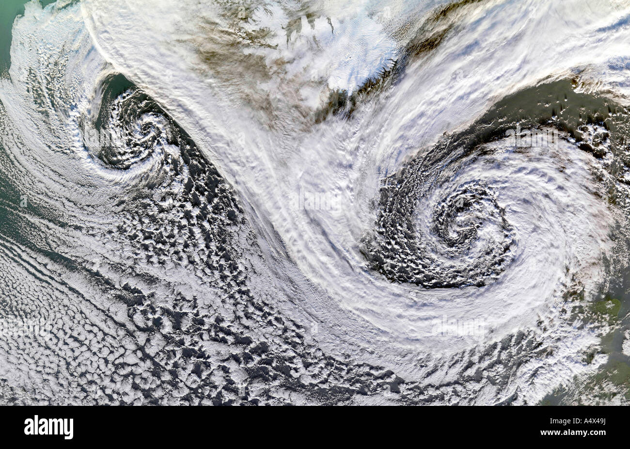 Les cyclones extratropicaux près de l'Islande la formation de nuages inhabituels avec double œil de l'ouragan l'imagerie par satellite image de la NASA optimisé Banque D'Images