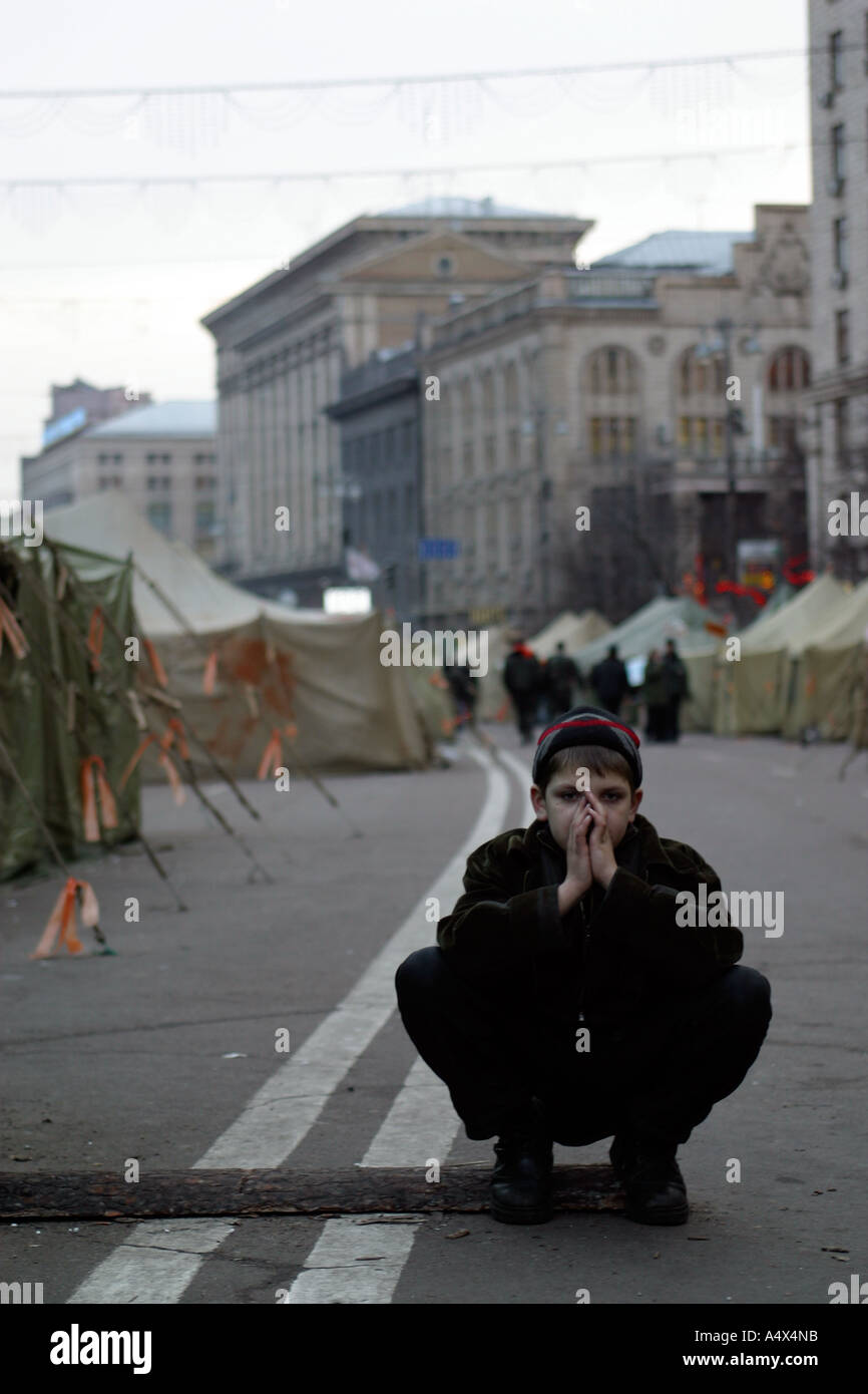 10.01.2005. L'Ukraine, UKR, Kiev. Assez jeune garçon couching sur rue dans le camp de l'opposition. Banque D'Images