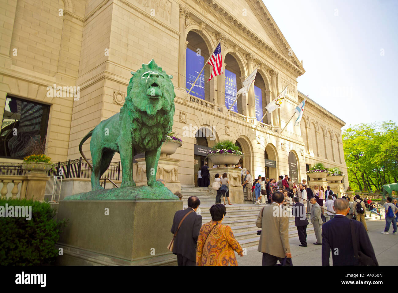 La statue de lion en bronze à l'entrée de l'Art Institute de Chicago Illinois Banque D'Images