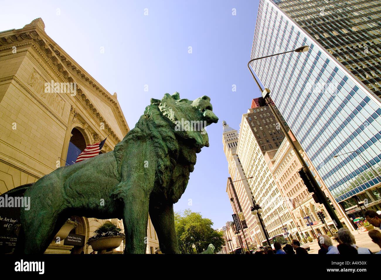 La statue de lion en bronze à l'entrée de l'Art Institute de Chicago Illinois Banque D'Images