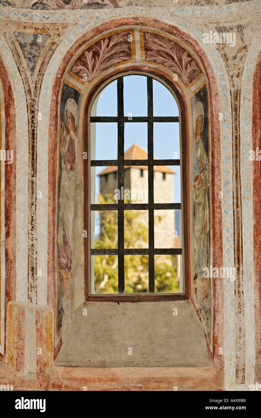 Fresques dans l'église San Pietro ob Gratsch et dans le fond de la fenêtre la tour du château Tyrol, près de Meran Banque D'Images