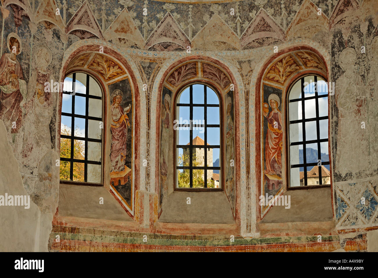 Fresques dans l'église San Pietro ob Gratsch et dans le fond de la fenêtre la tour du château Tirol, près de Meran Banque D'Images