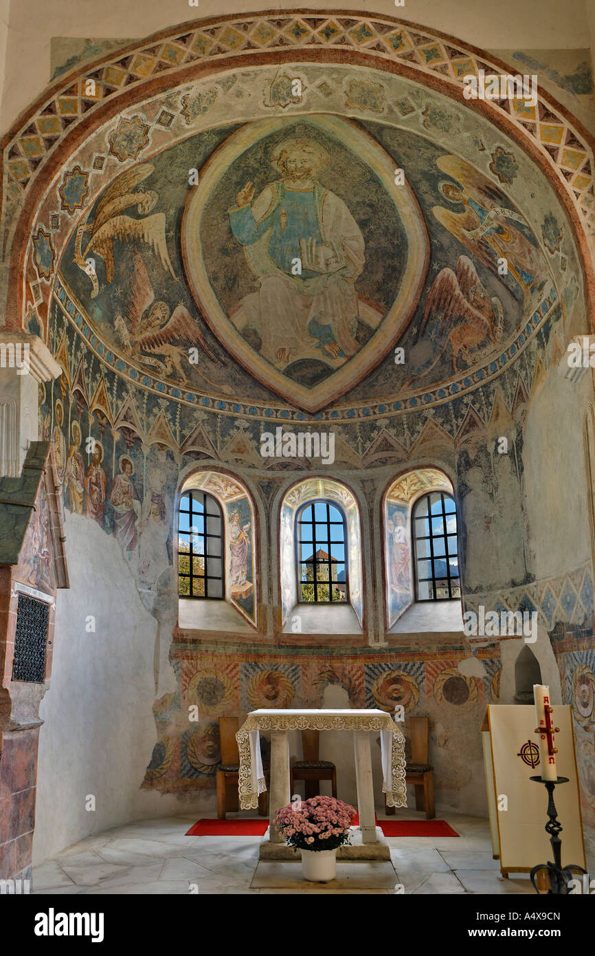 Autel et fresques dans l'église San Pietro ob gratsch et dans l'arrière-plan de la fenêtre la tour du château Tirol Banque D'Images