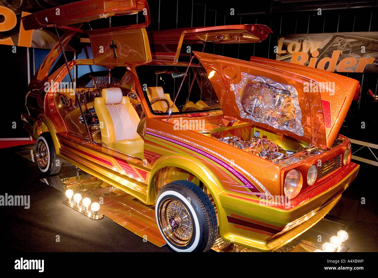 Low rider show doré voiture à l'Essen Motor Show, NRW, Allemagne Banque D'Images