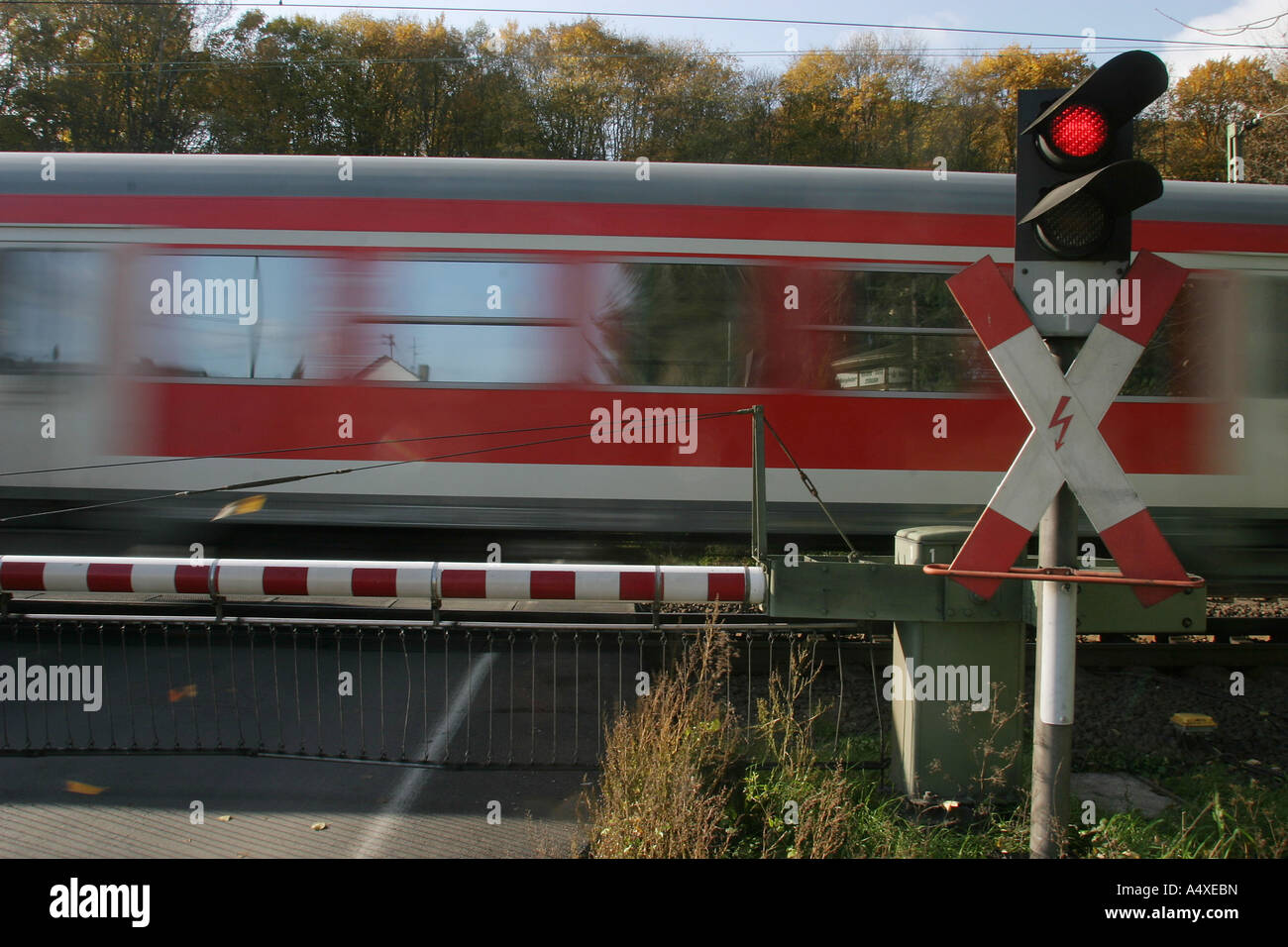 Un train passe à la porte d'aclosed railroad crossing Banque D'Images