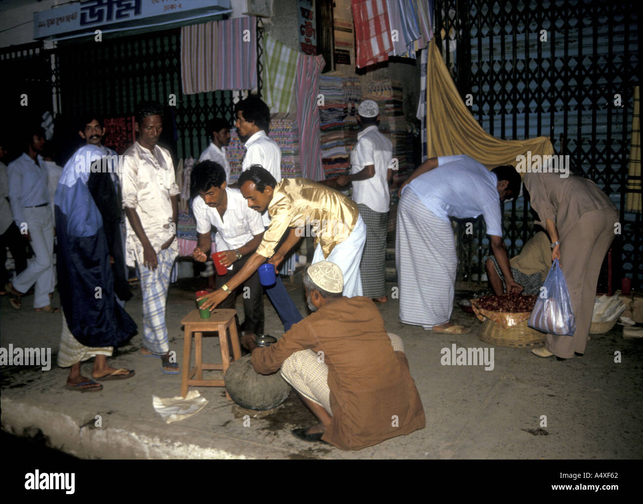 Les musulmans assoiffés obtiennent leur première gorgée d'eau fin de saum ou rapide pendant le mois du Ramadan à Dhaka, au Bangladesh. Banque D'Images