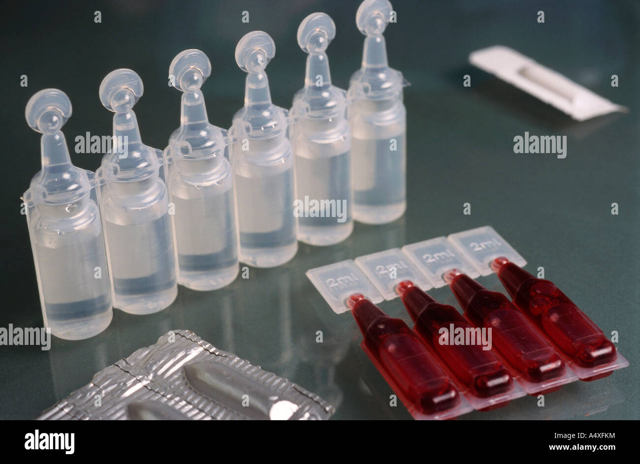 Les bouteilles de sérum physiologique médical Photo Stock - Alamy