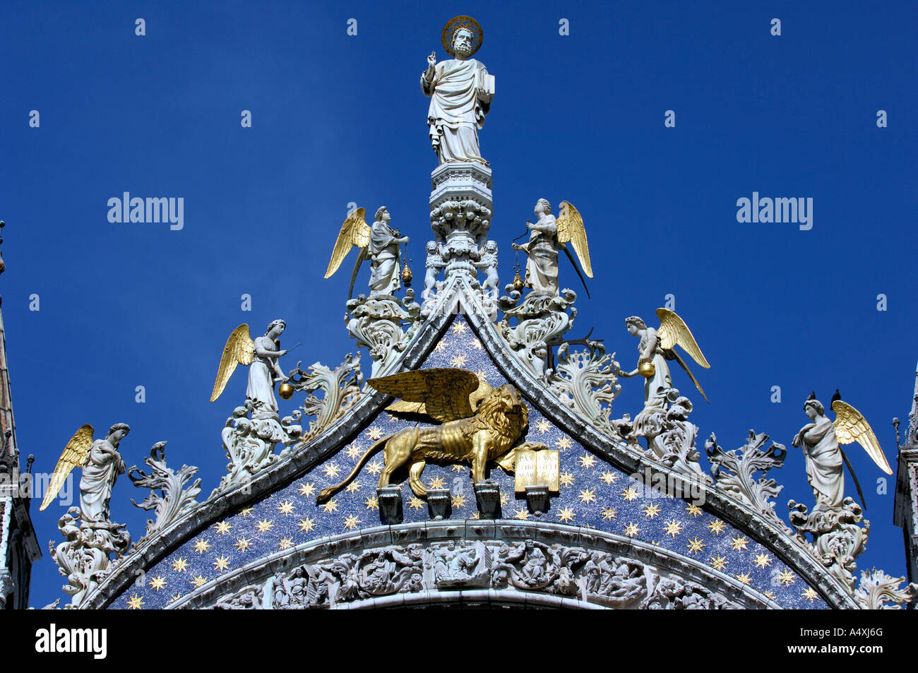 Partie supérieure du portail principal de la Basilica di San Marco, Piazza San Marco, Venice, Veneto, Italie Banque D'Images