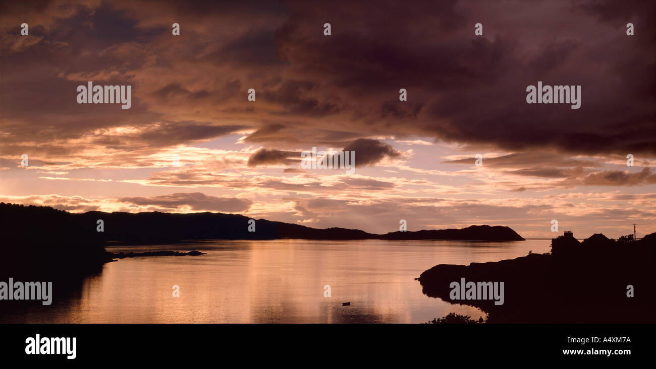 Soir sur le Loch Shieldaig et le village de Shieldaig Wester Ross Highlands écossais Banque D'Images