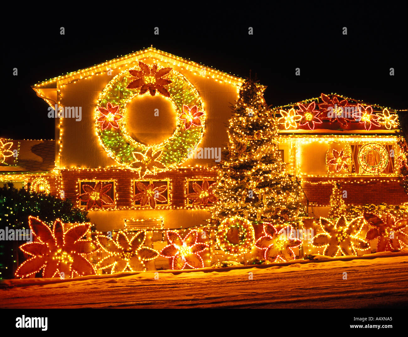 Maison décorée avec des lumières de Noël et décorations
