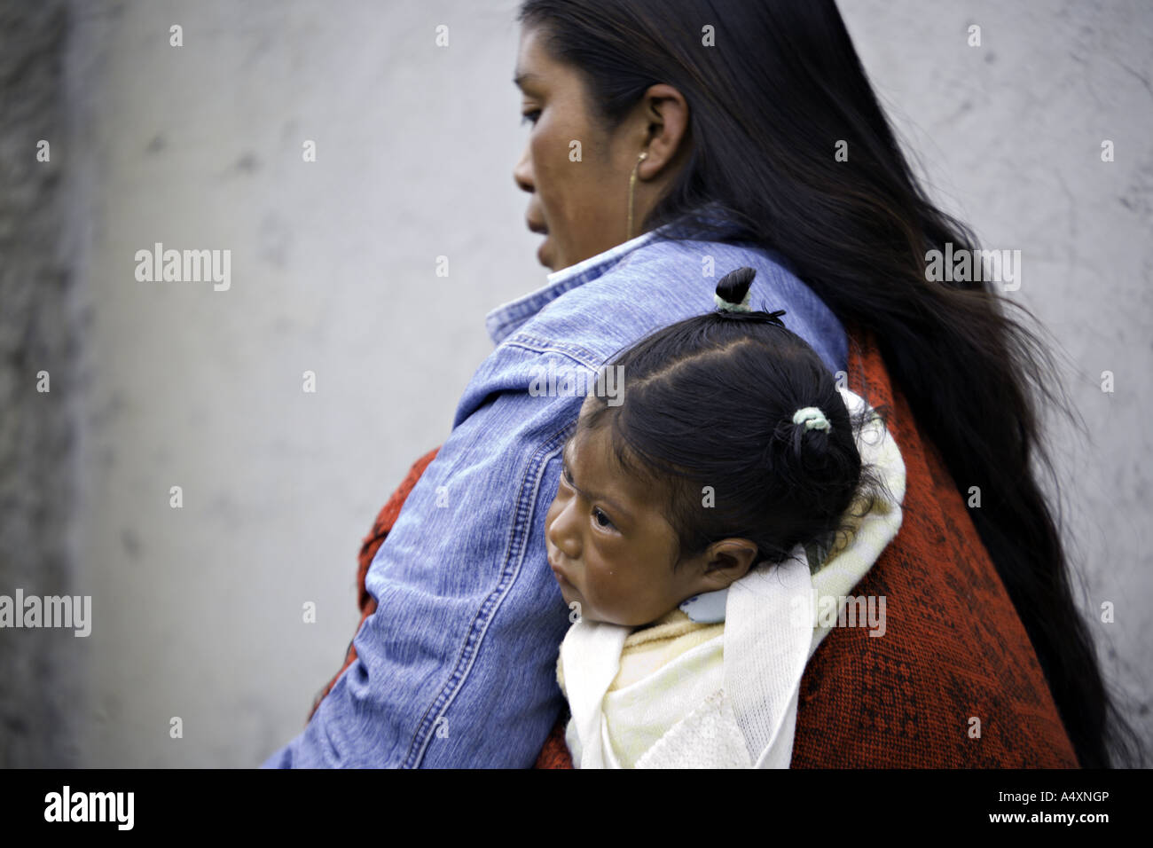 GUATEMALA CAPELLANILLA les jeunes malades indigènes Mayas Quiche bébé avec joues fiévreuse s'effectue dans un porte sur l'arrière Banque D'Images