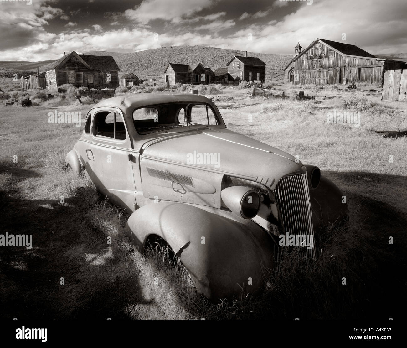 Voiture abandonnée et Ghost Town à Bodie, en Californie USA Banque D'Images