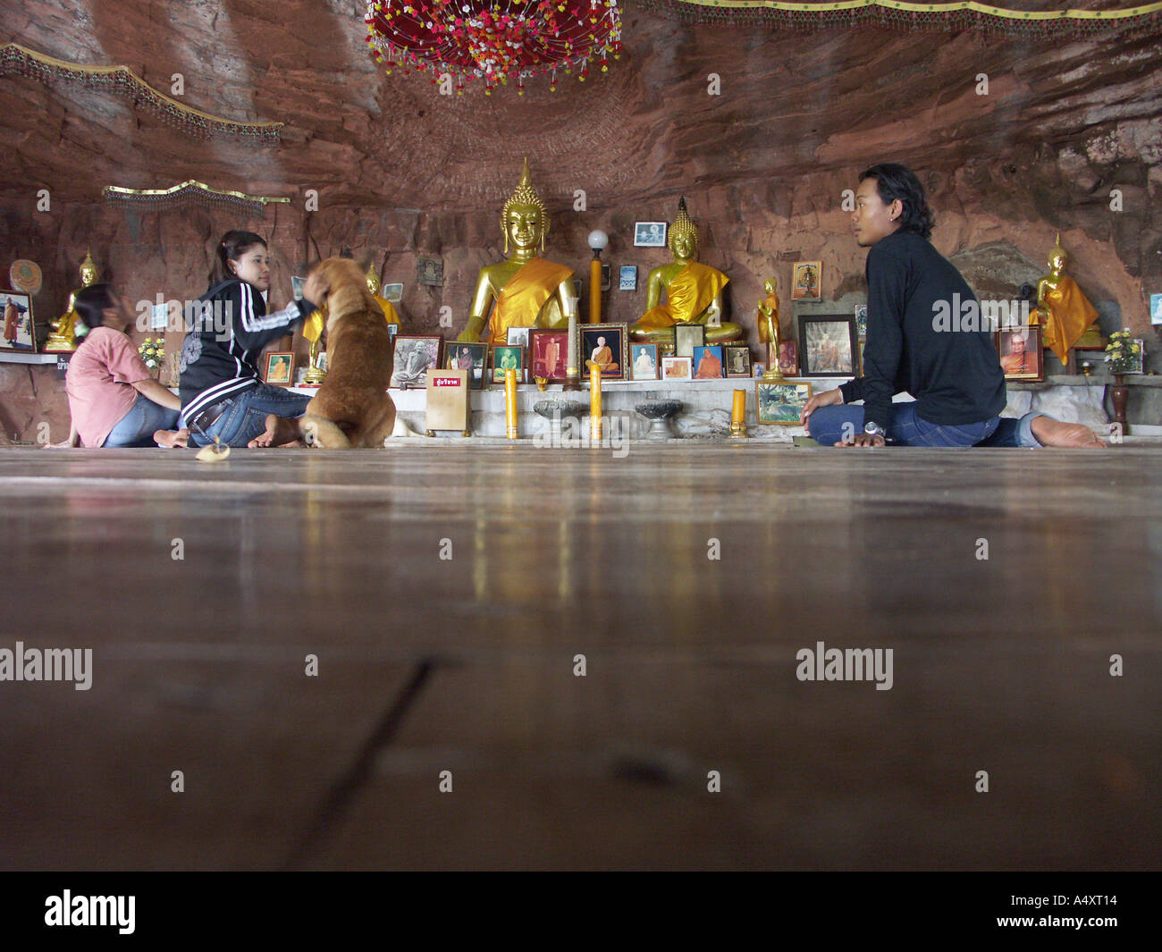 Les jeunes pèlerins pause pour le culte dans le temple de Vat Phu Tok affleurements de grès, dans le nord-est de la Thaïlande Banque D'Images