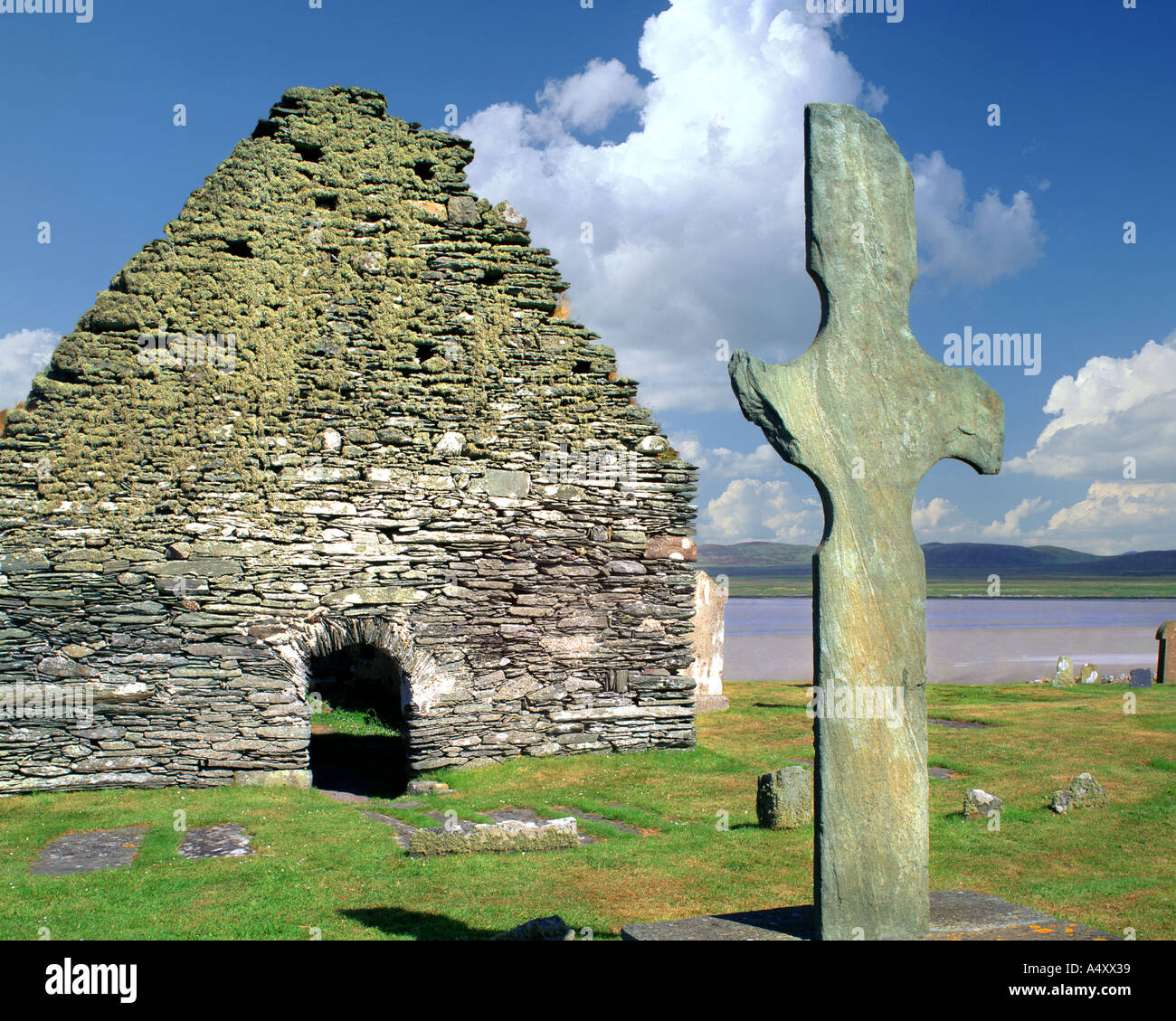 Fr - HÉBRIDES INTÉRIEURES : Kilnave Chapelle et croix celtique sur Islay Banque D'Images